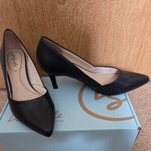 Ladies, comfortable pumps, black, and size 7 Med.